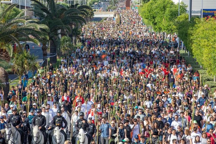 Una Peregrina con previsión de récord congrega a miles de romeros hacia el Monasterio de la Santa Faz