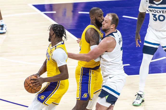 Archivo - 22 October 2024, US, Los Angeles: Los Angeles Lakers' LeBron James (C) sets a screen for Bronny James (L) against Minnesota Timberwolves' Joe Ingles (R) during an NBA basketball game at Crypto.com Arena. Photo: Ringo Chiu/SOPA Images via ZUMA Pr