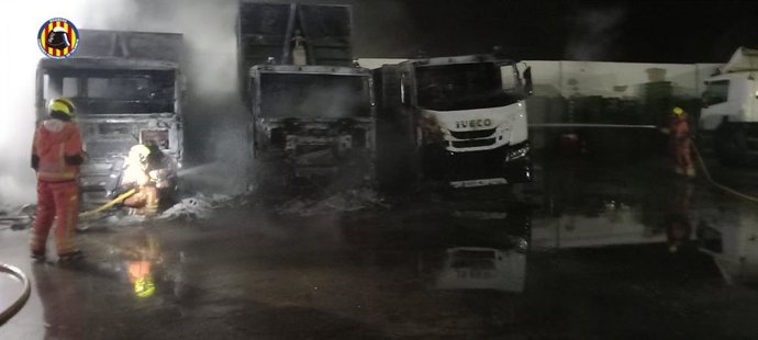 Un incendio en el exterior de una empresa de reciclaje de Alberic quema tres camiones