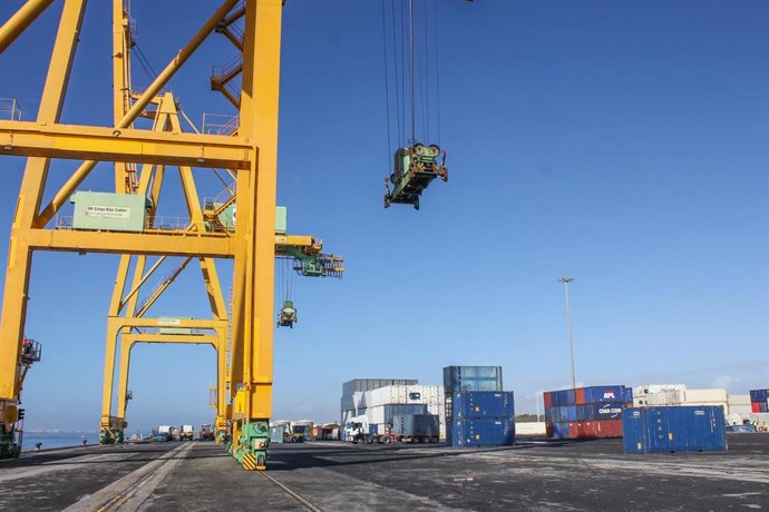 Archivo - Contenedores en el Muelle Sur del Puerto de Huelva.