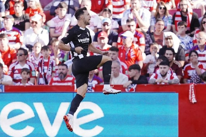 El jugador del Elche Óscar Plano celebrando un gol ante el Granada.