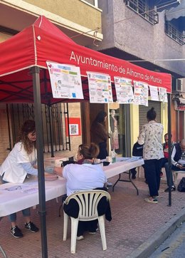 Puesto informativo del centro de salud de Alhama de Murcia instalado recientemente en el mercado semanal de la localidad
