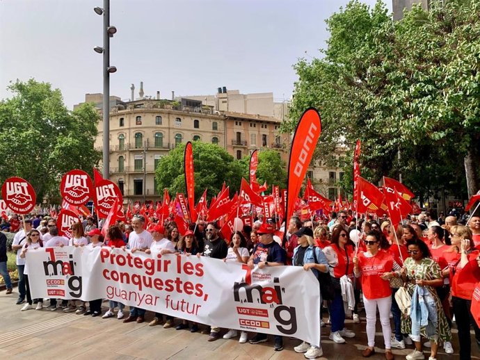 Centenares de personas en la manifestación 1 de mayo, Día del Trabajador, en Palma.