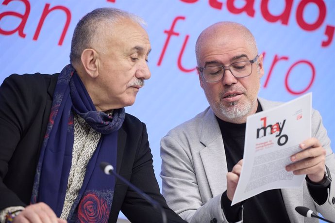 (I-D) Los secretarios generales de UGT y CCOO, Pepe Álvarez y Unai Sordo, ofrecen una rueda de prensa con motivo de la celebración del Primero de Mayo, Día Internacional del Trabajo, en la sede de CCOO, a 21 de abril de 2025, en Madrid (España). Durante l
