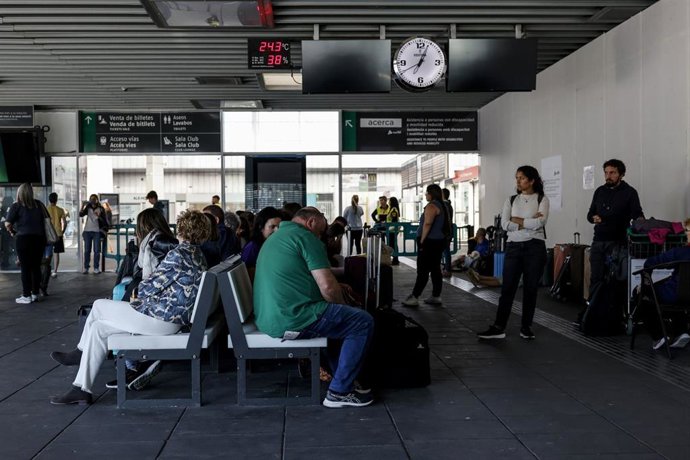 Personas esperando en la estación de Joaquín Sorolla en València por el apagón eléctrico