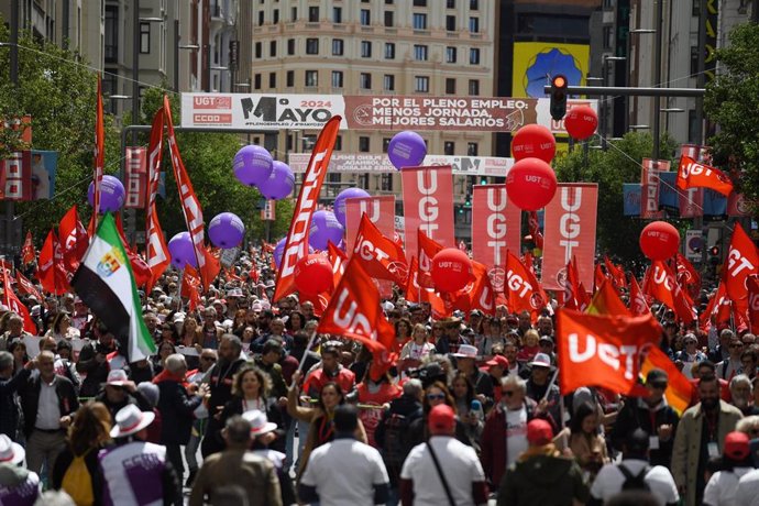 Archivo - Decenas de personas durante la manifestación por el Día del Trabajador, a 1 de mayo de 2024, en Madrid (España). Los sindicatos UGT y CCOO han convocado hoy 1 de mayo, a la ciudadanía a participar en los actos y manifestaciones para defender los