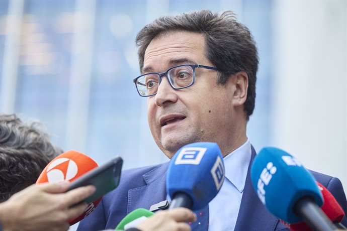 El ministro para la Transformación Digital y de la Función Pública, Óscar López (1i), atienden a los medios de comunicación a su llegada a una reunión, en la sede del Ministerio para la Transformación Digital y de la Función Pública, a 9 de abril de 2025,