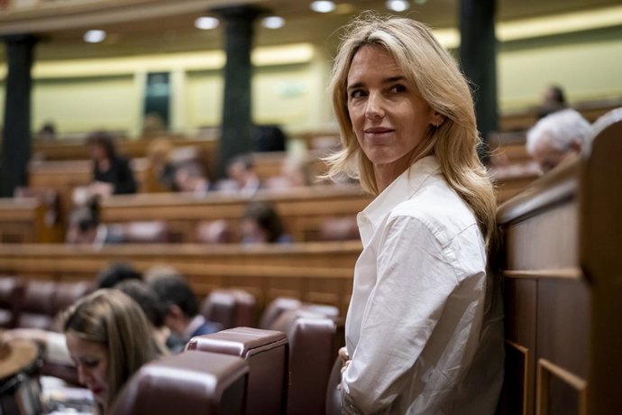 Archivo - A deputada do PP Cayetana Álvarez de Toledo, durante uma sessão plenária no Congresso dos Deputados, em 27 de fevereiro de 2024, em Madri (Espanha). O plenário do Congresso debate e vota um projeto de lei do VOX para reformar o sistema.