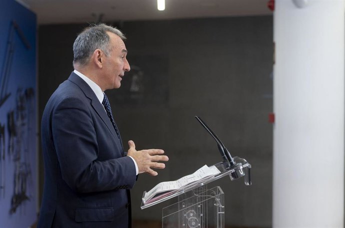 Archivo - El secretario general del PCE en España, portavoz parlamentario de IU y diputado de Sumar, Enrique Santiago, ofrece una rueda de prensa en el Congreso de los Diputados, a 12 de enero de 2024, en Madrid (España). Durante la rueda de prensa, Enriq