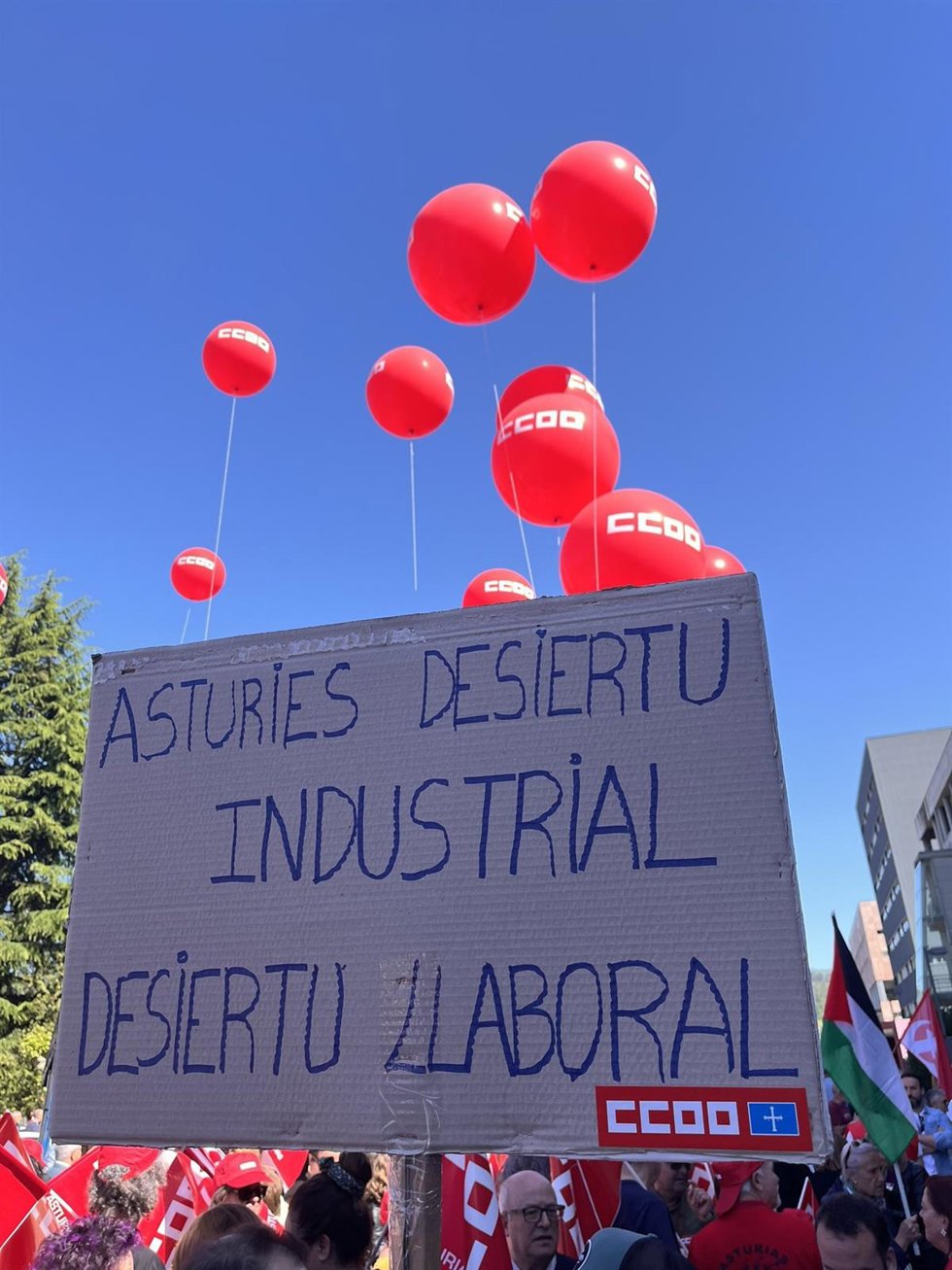 Una de las pancartas de CCOO con motivo de la manifestación del 1 de mayo que se celebra en Mieres.