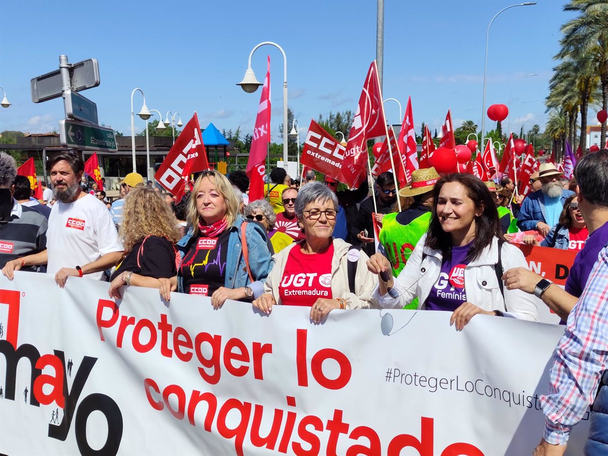 Más de medio millar de personas claman en Mérida junto a CCOO y UGT contra las  amenazas  de la ultraderecha