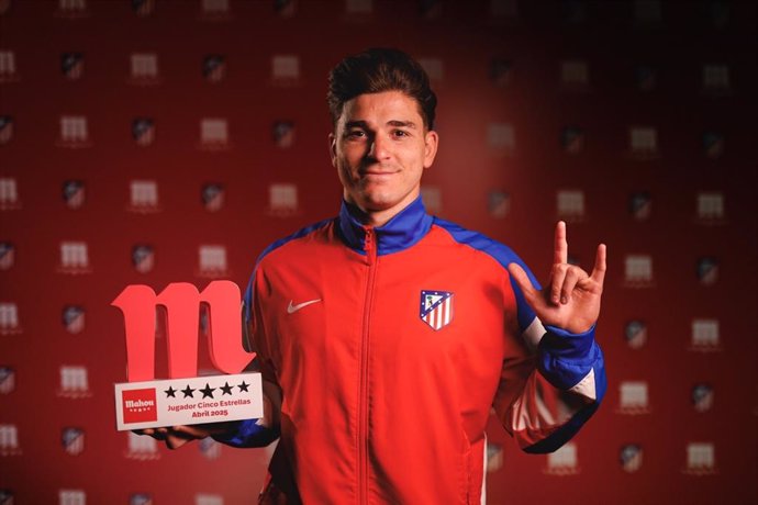 El delantero argentino del Atlético de Madrid Julián Álvarez con el premio 'Jugador Cinco Estrellas' del mes de abril.