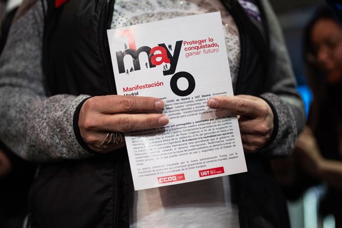 Una octavilla con información sobre la manifestación del 1 de mayo, a 25 de abril de 2025, en Madrid (España). 