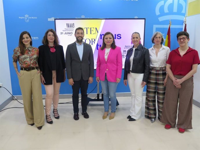 El director del Instituto de Turismo y la alcaldesa de Fortuna, con el resto de participantes en el acto de presentación del evento 'Tempus Fortuna'.