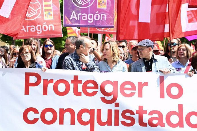 La secretaria general del PSOE Aragón, PIlar Alegría,conversa con José Juan Arceiz (UGT Aragón ) y Manuel Pina (CCOO Aragón) durante la manifestación de este jueves por el Dia Internacional del Trabajador celebrada en Zaragoza.