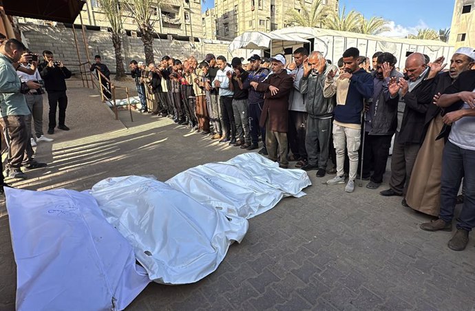 April 25, 2025, Khan Younis, Gaza Strip, Palestinian Territory: Palestinians gather next to the bodies of Abu Taima family killed in Israeli strikes, at Nasser Hospital, in Khan Younis, in the southern Gaza Strip, April 25, 2025,Image: 992151467, License: