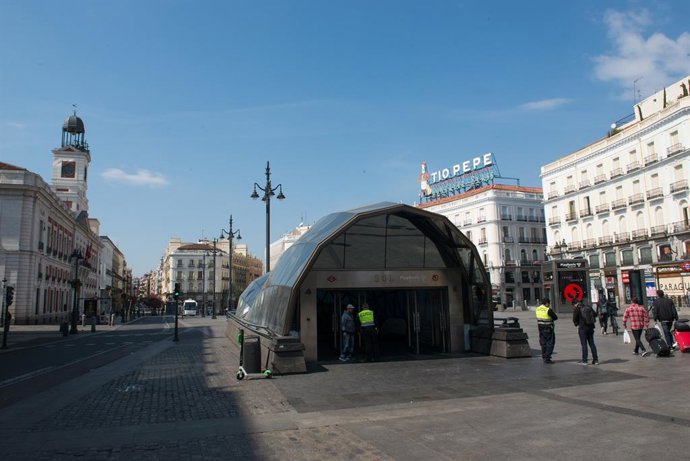 Archivo - Arquivo - Uma das saídas da estação de metrô e trem suburbano Sol, com quase nenhum transeunte no primeiro dia após a entrada em vigor do Estado de Alarme, em Madri (Espanha), em 15 de março de 2020.