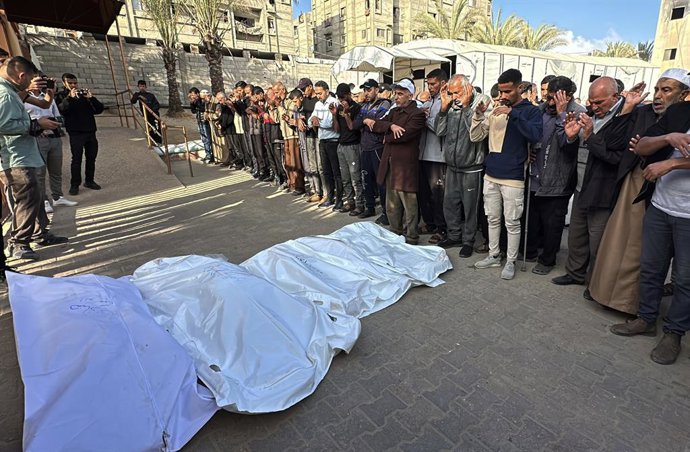 25 de abril de 2025, Khan Younis, Faixa de Gaza, Território Palestino: Palestinos se reúnem ao lado dos corpos da família Abu Taima, mortos em ataques israelenses, no Hospital Nasser, em Khan Younis, no sul da Faixa de Gaza, em 25 de abril de 2025: 992151