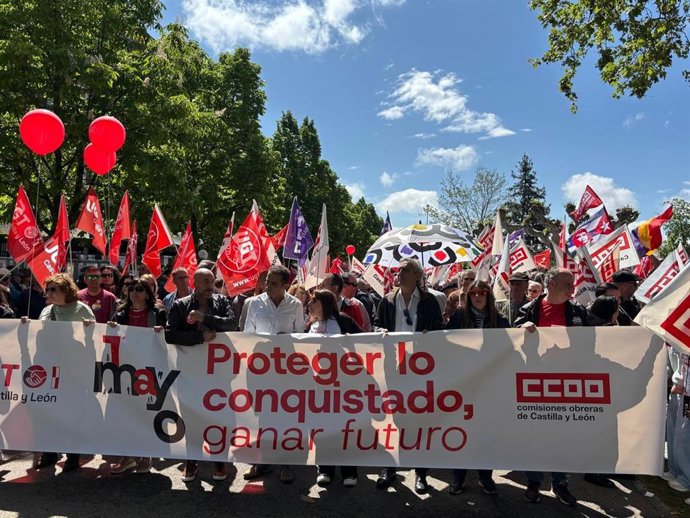 Manifestación 1 de Mayo en Valladolid con el secretario general de CCOO en Castilla y León, Vicente Andrés, y el secretario general de UGT en Castilla y León, Óscar Lobo.