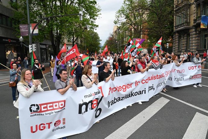 Cabecera de la manifestación de CCOO y UGT Euskadi en Bilbao