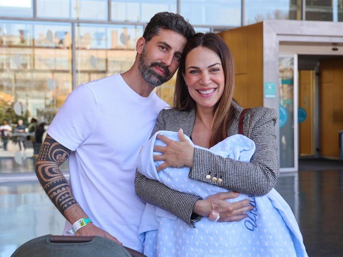 Luis Díaz y Nerea Garmendia posan junto a su bebé Unax, a 07 de abril de 2025, en Madrid (España).