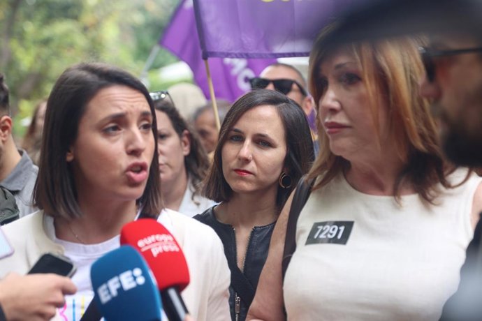 Archivo - (I-D) La secretaria Política de Podemos y candidata del partido a las elecciones europeas, Irene Montero, la secretaria general de Podemos, Ione Belarra, y la activista y presidenta de la Federación Plataforma Trans, Mar Cambrollé, atienden a lo