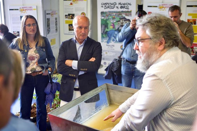 Los diputados del PP en la JGPA Cristina Vega y Luis Venta asisten a la feria de Tineo.