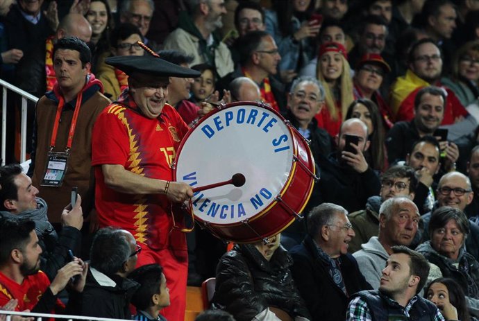 Archivo - Manolo 'el del Bombo', en un partido de la selección española.