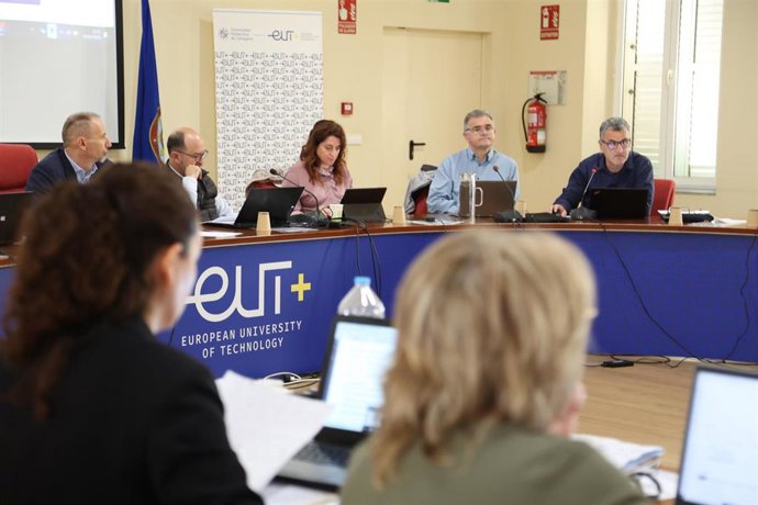 El gerente de la UPCT, Pepe Manzanares, presenta en el Consejo de Gobierno de la institución docente el protocolo ante emergencias