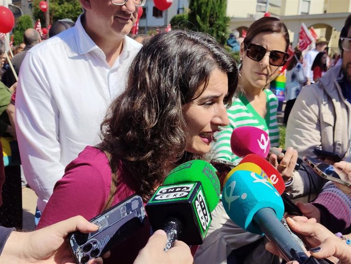 La líder de Unidas por Extremadura, Irene de Miguel, en declaraciones a los medios de comunicación antes de la manifestación del 1º de mayo.