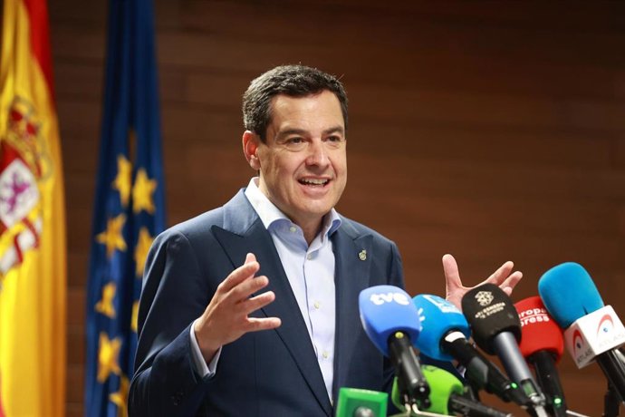 El presidente de la Junta de Andalucía, Juanma Moreno, comparece ante los medios tras la reunión del Comité Asesor del Plan de Emergencia. (Imagen de archivo). 