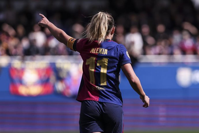 Archivo - Alexia Putellas, do FC Barcelona Femenino, gesticula durante a partida de futebol da Liga F do Campeonato Espanhol Feminino, disputada entre o FC Barcelona Femenino e o Valencia CF Femenino no Estádio Johan Cruyff, em 09 de março de 2025, em San