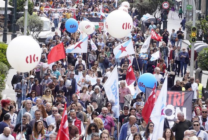 Varias personas durante la manifestación por el Día del Trabajador convocada por CIG.