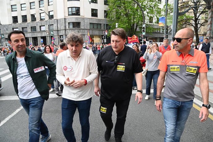 El secretario general del PSE-EE, Eneko Andueza (2i), durante la manifestación por el Día del Trabajador, a 1 de mayo de 2025, en Bilbao, Vizcaya, País Vasco (España).