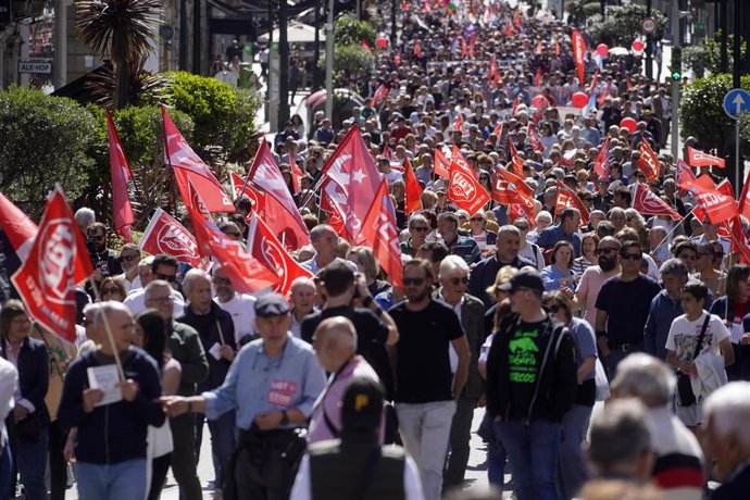 Decenas de persoas participan durante a manifestación polo Día do Traballador.