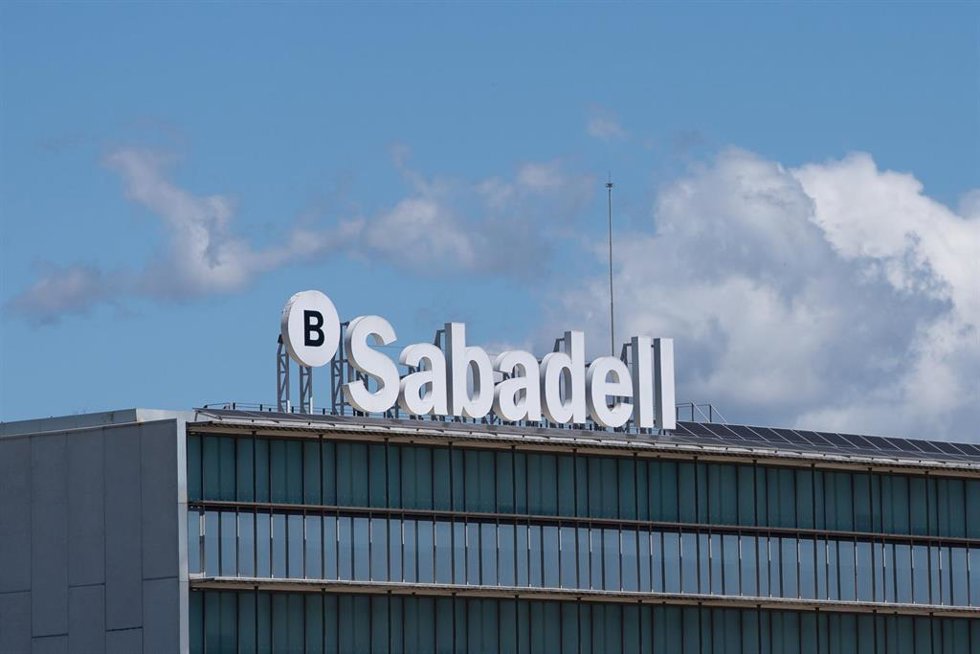 Exterior de la sede de Banco Sabadell, a 17 de abril de 2025, en Barcelona, Cataluña (España)