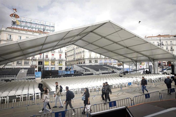 Preparación para la celebración del Dos de Mayo, Día de la Comunidad de Madrid, en la Puerta del Sol