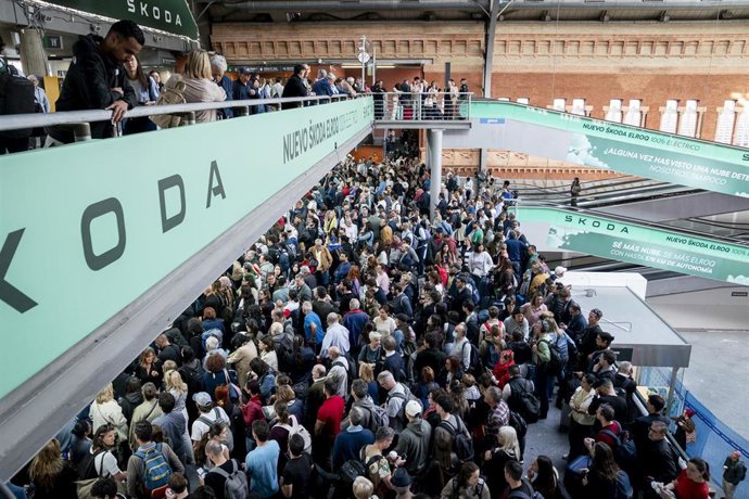 Decenas de personas esperan en la estación de Atocha-Almudena Grandes, a 29 de abril de 2025, en Madrid (España).