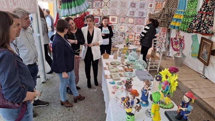 La delegada territorial de Agricultura, Pesca, Agua y Desarrollo Rural, Soledad Aranda, en la Feria de los Pueblos en Motizón.