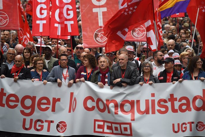 Varias personas durante la manifestación por el Día del Trabajador, a 1 de mayo de 2025, en Madrid (España). Los sindicatos UGT y CCOO han convocado hoy 1 de mayo, en más de 50 ciudades, a la ciudadanía a participar en los actos y manifestaciones para def