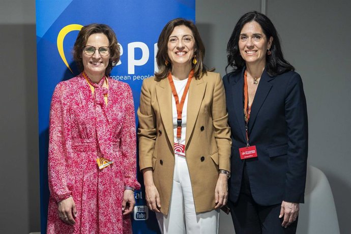 La comisaria europea de de Medio Ambiente, Jessika Roswall; la conselleira de Medio Ambiente, Ángeles Vázquez, y la secretaria xeral del PPdeG, Paula Prado