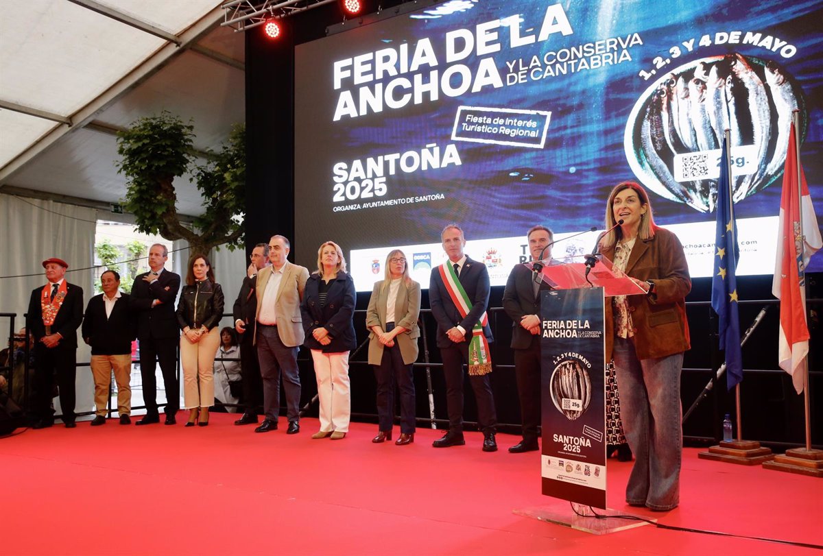 Buruaga rinde homenaje al sector pesquero y conservero en la Feria de la Anchoa