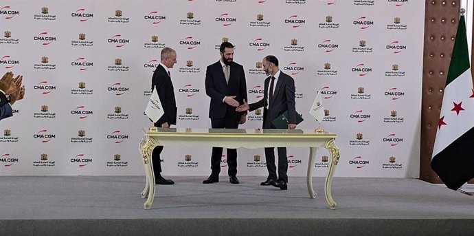 O presidente de transição da Síria e líder do grupo jihadista Hayat Tahrir al Sham (HTS), Ahmed al Shara, durante a assinatura de um acordo com a empresa francesa CMA CGM para o desenvolvimento e gerenciamento de operações no porto de Latakia.