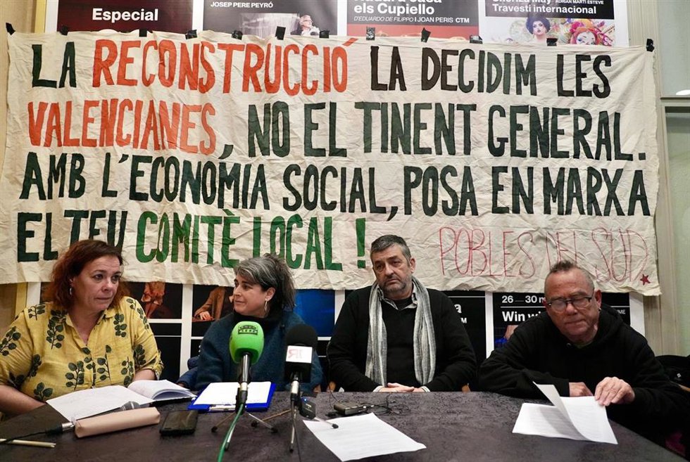 Archivo - (I-D) Ruth Mellado del comité de Benetússer; Sandra Contreras del de Sot de Chera; Toni Valero del de Parque Alcosa (Alfafar); Empar Puchades del de Valncia y Raúl Contreras de la Xarxa de l'Economia Alternativa i Solidria del País Valencia 