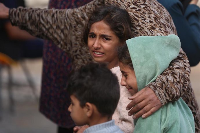 Niños palestinos tras un ataque del Ejército de Israel contra la ciudad de Gaza, en el norte de la Franja de Gaza (archivo)