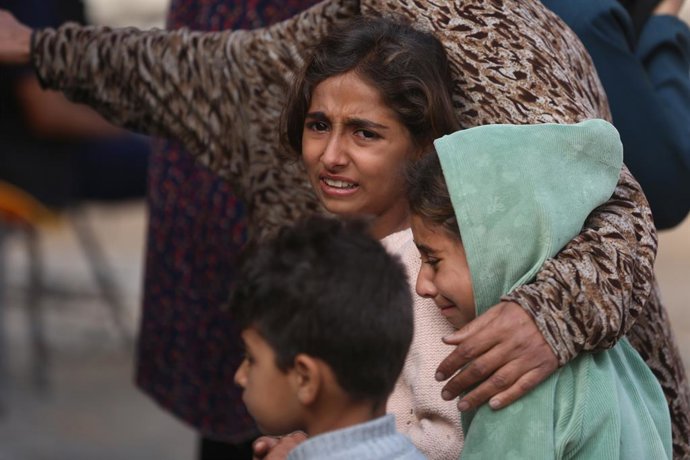 Crianças palestinas após um ataque do exército israelense à Cidade de Gaza, no norte da Faixa de Gaza (arquivo)