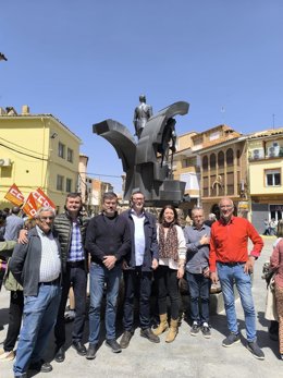 El El secretario general del PSOE Teruel  y alcalde de Andorra, Rafa Guía, en la Plaza del Regallo de Andorra, junto a la diputada del PSOE Silvia Gimeno, en la concentración  por el Día INternacional del Trabajador.