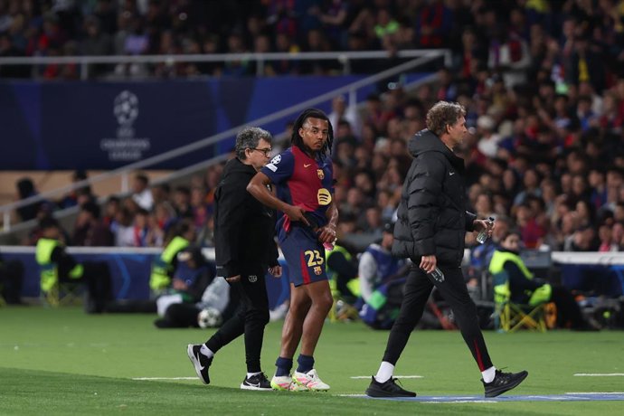 Jules Kounde, do FC Barcelona, se machuca durante a partida de ida da semifinal da Liga dos Campeões da UEFA 2024/25, entre FC Barcelona e FC Internazionale Milano, no Estadi Olimpic Lluis Companys, em 30 de abril de 2025, em Barcelona, Espanha.