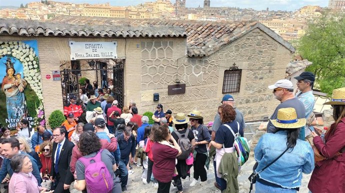 Personas en la entrada de la ermita de la Virgen del Valle durante la romería.