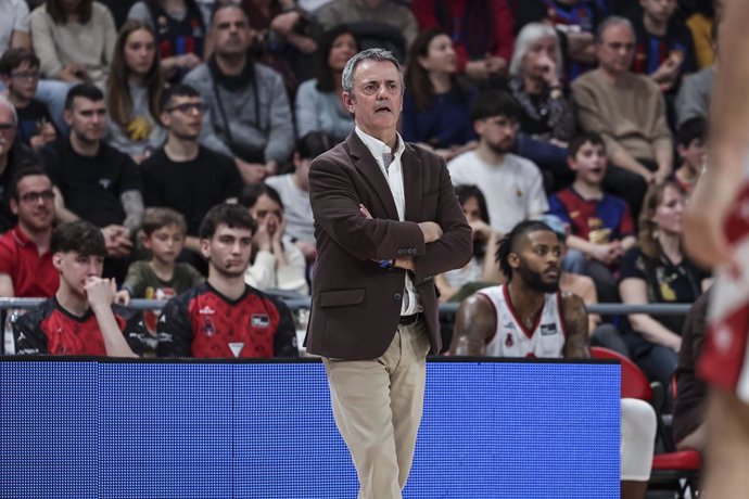Archivo - Porfirio Fisac, head coach of Casademont Zaragoza gestures during the Liga Endesa ACB, match played between FC Barcelona and Casademont Zaragoza at Palau Blaugrana on March 23, 2025 in Barcelona, Spain.